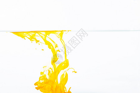 染料水彩中的橘色墨滴白底中的抽象橙色墨水流动的背景图片