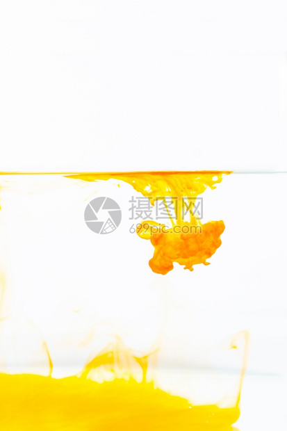 水中的橘色墨滴白底中的抽象橙色墨水丰富多彩的流动烟图片