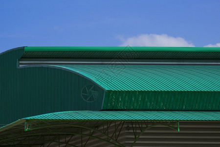 结构体最佳以蓝天为背景的仓库楼顶绿色金属弯曲式屋顶贮存图片