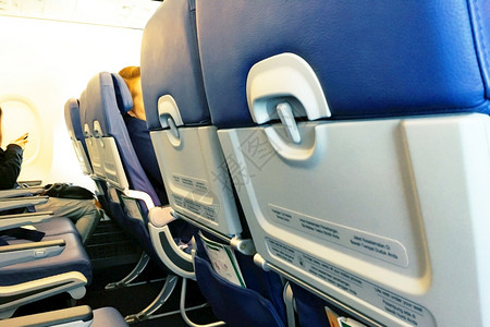 木板人们飞机舱内的乘客座椅自在图片