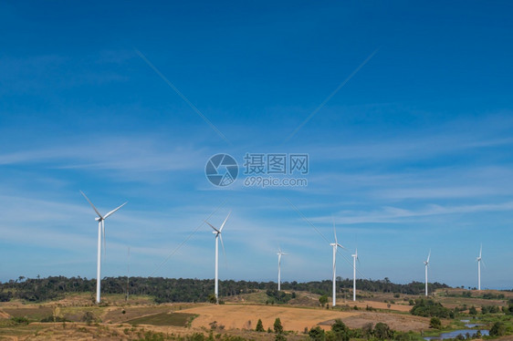 秋山风车台力涡轮机在蓝天背景下为秋山风车提供电力的公园超过图片