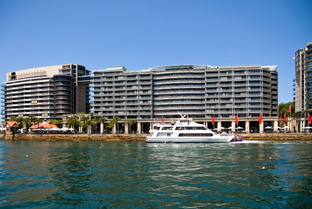 现代建筑Quay通报悉尼澳大利亚新南威尔士州悉尼旗帜海港边码头图片