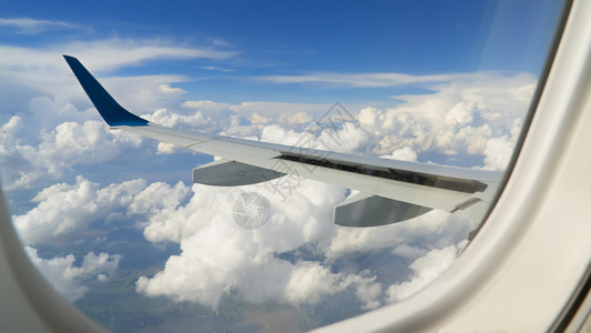 航空景观飞机发光器中云层天空的视图飞机发光器中的天空云景图片