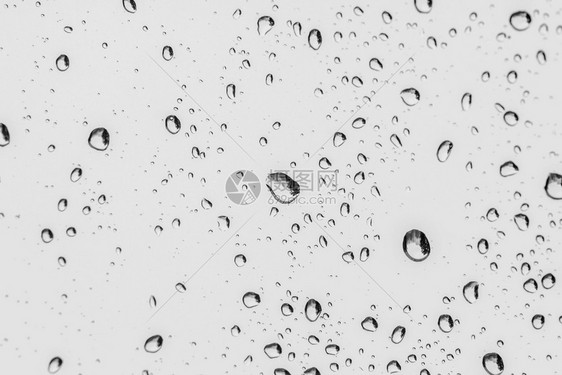 清除明亮的湿玻璃上水滴背景情况清窗上的雨滴图片