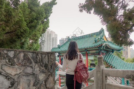 洪乐趣在香港旅游的亚洲女行家后面香港城市旅行女者在香港背包客图片