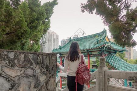 洪乐趣在香港旅游的亚洲女行家后面香港城市旅行女者在香港背包客图片