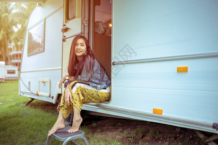 夏日坐在野营车里的美丽年轻女士人们亚洲运输图片