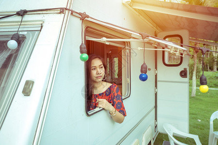 户外预告片夏日坐在野营车里的美丽年轻女士亚洲人图片