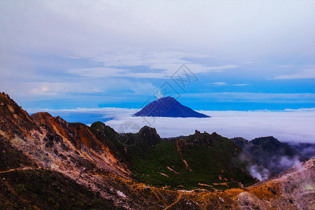 岛从印度尼西亚梅丹市Sibayak山查看范围西巴雅克图片