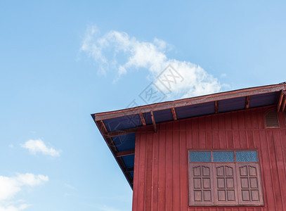蓝色的天空下乡村的红木屋夏天建造图片