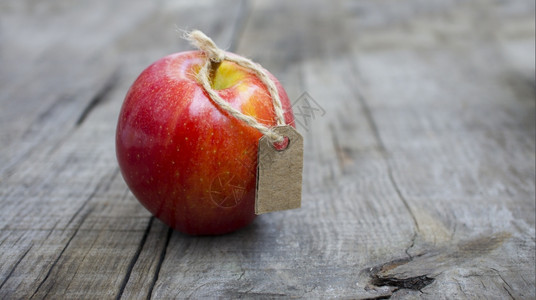 红苹果在木本上贴有价格标签小吃重量瘦身图片