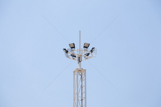 行业电线杆上挂着明灯在电线杆上安装亮灯泛光自然图片