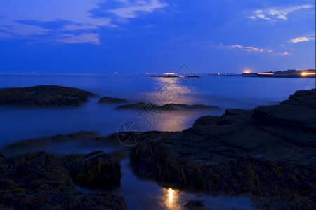 夜晚的海面图片