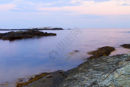 美丽的日落在岩石海岸日落在岩石海岸美丽夏天图片