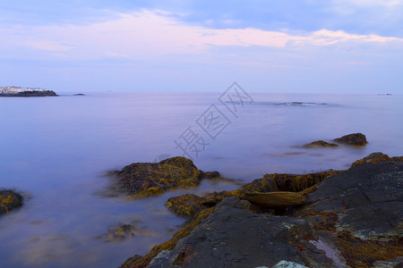 浪潮支撑水日落在岩石海岸日落在岩石海岸图片