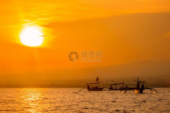 天空传统的印度尼西亚在巴厘河沿岸海域黎明时正在等待海豚Balinese船在黎明时出现海洋中橙图片