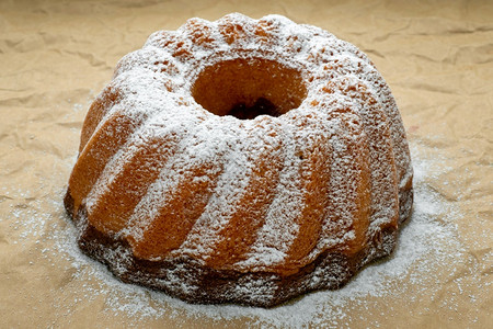 甜的覆盖家做新烘烤的全大理石蛋糕上面涂满纸糖粉可图片