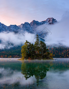 德国山湖中阿尔卑斯的反射如画顶峰图片