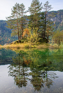 一种山湖中阿尔卑斯的反射假期场景图片
