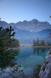 夏天水山湖中阿尔卑斯的反射岛图片