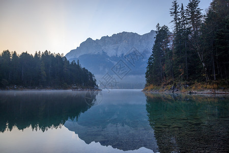 山中湖泊美景图片