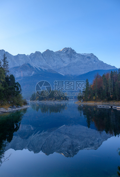 旅行如画山湖中阿尔卑斯的反射远足图片