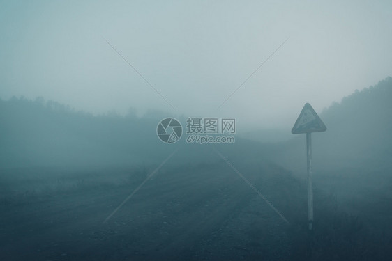早晨雾中神秘的道路有雾树图片