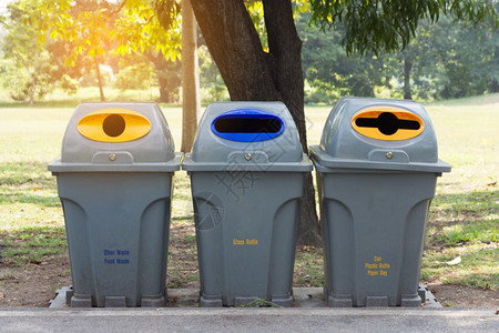 城市的目公共园回收垃圾桶花图片