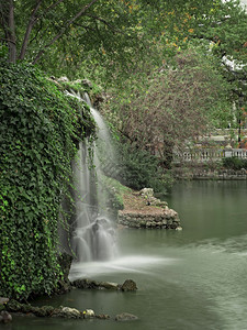 欧洲的激流西班牙马德里Riteno公园水晶宫池塘的瀑布别墅图片