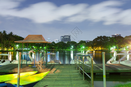 市中心商业PierPar公园在花租了船公放松一下夜晚图片