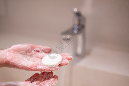 水龙头下肥皂洗手图片