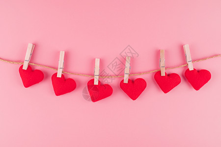 问候红心形状装饰挂在粉红色背景爱婚礼浪漫和情人节快乐假日概念的文本复制空间线上红心形装饰快乐的月图片