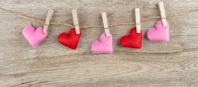 红和粉心脏形状装饰挂在文本空间的复制线上爱情婚礼浪漫主义和情人节假日快乐概念木制的优质抽象图片