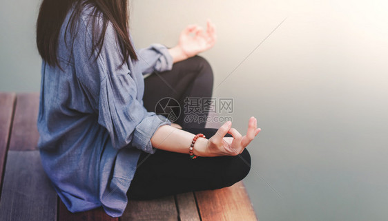 周末活力外出坐在没有插塞的生命和心理健康概念苏哈萨娜装饰和冥想的莲花姿势下在户外静坐时进行女青年瑜伽自然图片