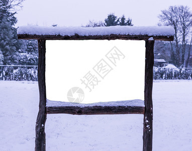 白色的场景自然雪覆盖空和的广告牌孤立并切除有积雪森林背景图片
