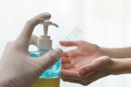 水泵瓶中透明的净化剂用于杀死细菌和使用洗手健康液体清除图片