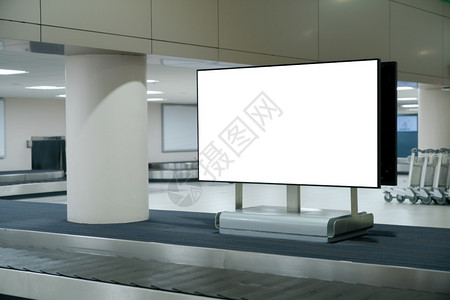 木板信息建造机场传送带行李托盘上空白屏幕用于张贴文字广告图片
