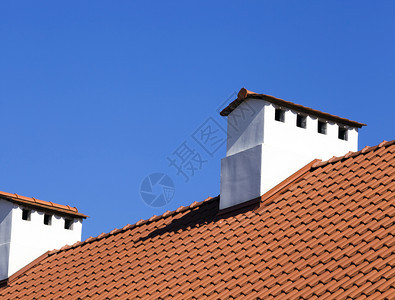 黑色的由瓷砖制成橙色屋顶上涂漆的烟囱大楼屋顶房关闭白色的抽象图片