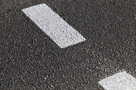 沥青路部分有白色标志隔条沥青路封闭点显示交通控制路的白线标记柏油路段材料街道汽车图片