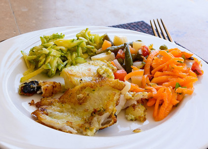 沙拉照片里在餐厅的白盘上摆着一锅蔬菜炸鱼片一顿饭盘子图片
