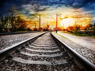 运输有柱子的铁路在戏剧日落天空下退到远处有柱子的铁路退到远处后风景图片