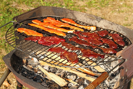红色的和剩下牛肉在烧烤上吸烟火新鲜的图片