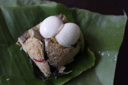 传统的晚餐鱼和香草炒饭蕉叶上加煮蛋泰国图片
