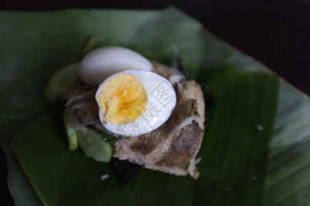 鱼和香草炒饭蕉叶上加煮蛋菜单搅拌新鲜的图片