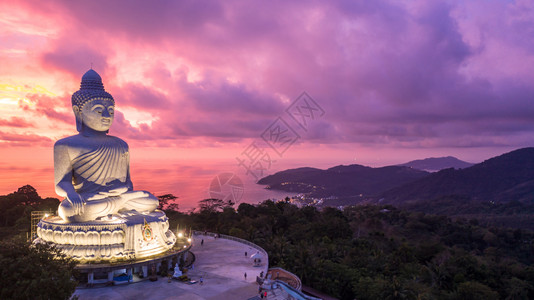 大佛在泰国普吉地标PhuketPhukei岛的黄昏时看到大佛距离天空风景图片