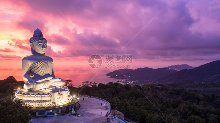 大佛在泰国普吉地标PhuketPhukei岛的黄昏时看到大佛距离天空风景图片