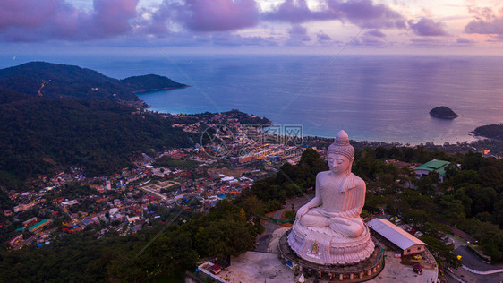 寺庙朝圣大佛在泰国普吉地标PhuketPhukei岛的黄昏时看到大佛风景图片