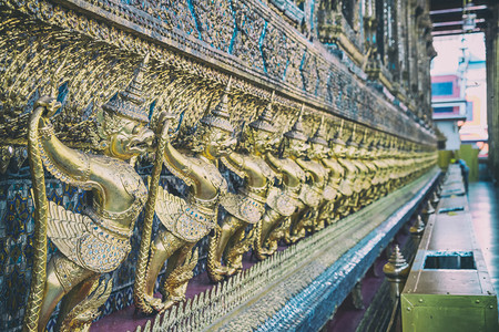 一种崇拜泰国曼谷GarudaWatPhrraKaew大宫一连串金色恶魔上帝图片