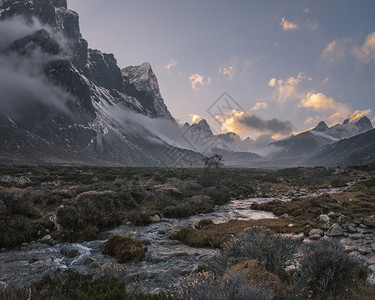 具有塔波切河谷和乔拉茨山峰的法里切河谷珠穆峰基地营在尼泊尔长途跋涉美丽的云喜马拉雅图片