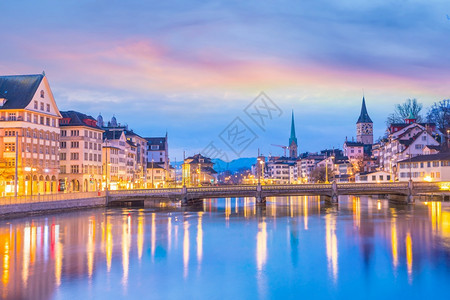 瑞士苏黎世市中心城景象日落时瑞士苏黎世市中心欧洲的大教堂戏剧图片